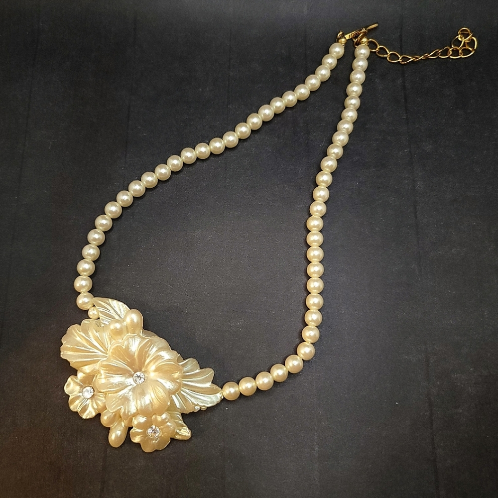 Vintage 1991 AVON  Frosted Petal Necklace Pearl Rhinestone Flowers